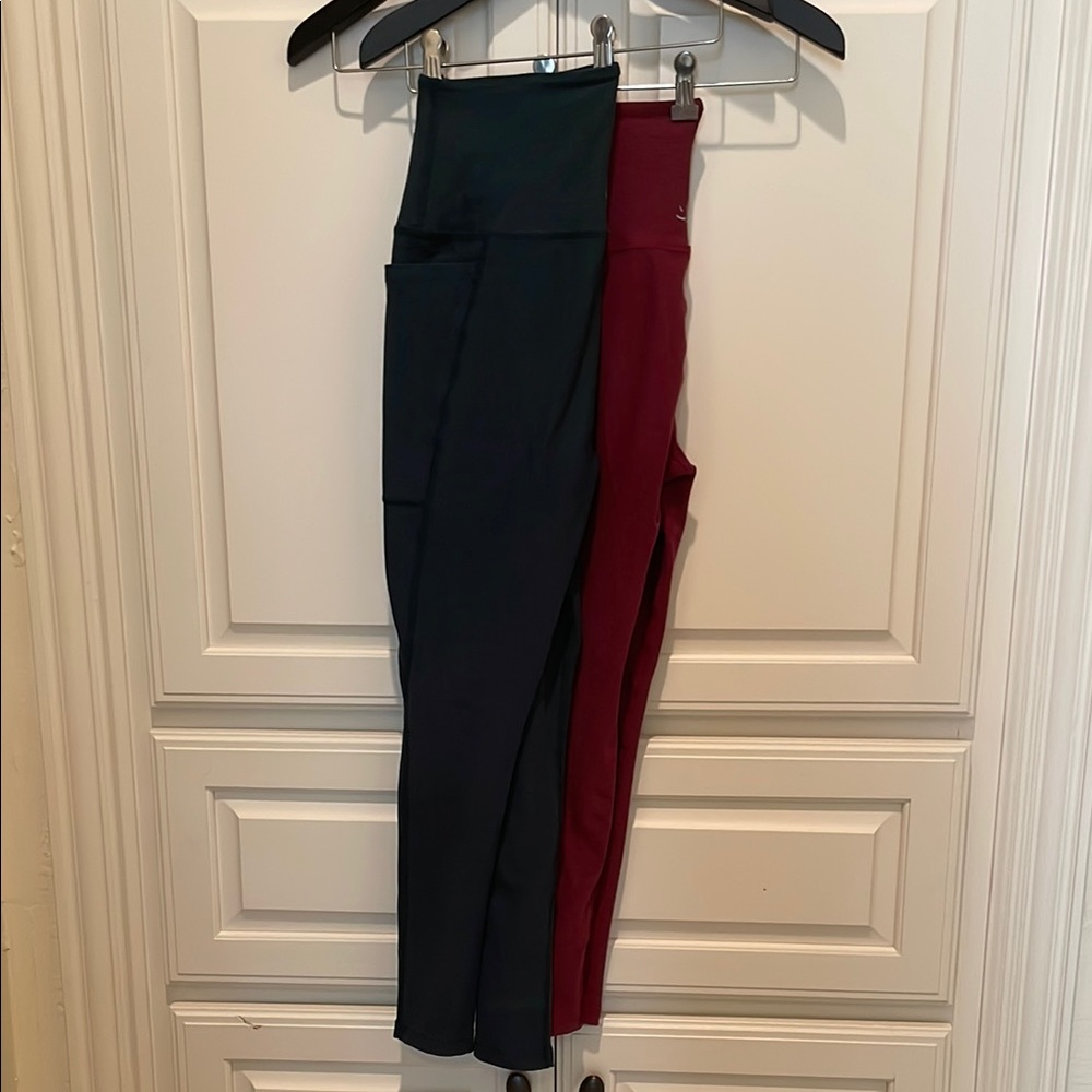 Beyond Yoga High-Waisted Leggings in Forest green and Plum.